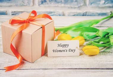 hediye ve çiçek. seçici odak.