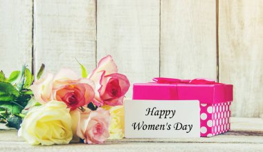 hediye ve çiçek. seçici odak.