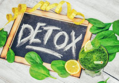 Detoks yeşil smoothie. Seçici odak.