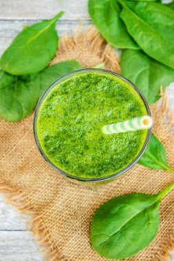 Detoks yeşil smoothie. Seçici odak.