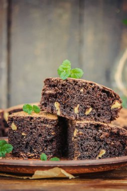 Dal nane ile çikolatalı cevizli kek. Seçici odak.