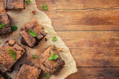 Dal nane ile çikolatalı cevizli kek. Seçici odak.