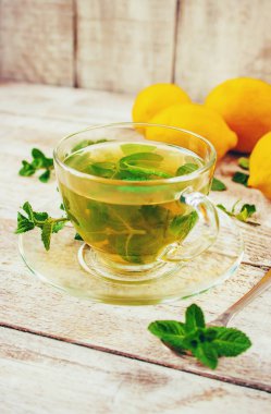 Nane ve limon ile çay. Seçici odak.