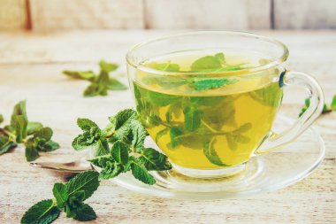 Nane ve limon ile çay. Seçici odak.