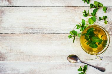 Nane ve limon ile çay. Seçici odak.