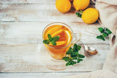 Nane ve limon ile çay. Seçici odak.