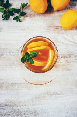 Nane ve limon ile çay. Seçici odak.