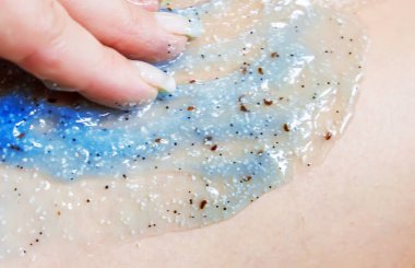 Yüz fırçalayın ve vücut fırçalayın. Seçici odak.