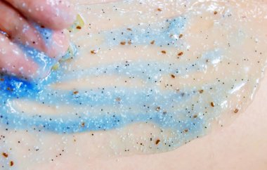 Yüz fırçalayın ve vücut fırçalayın. Seçici odak.