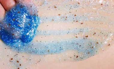 Yüz fırçalayın ve vücut fırçalayın. Seçici odak.