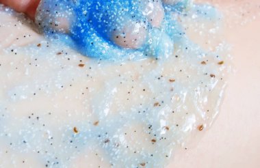 Yüz fırçalayın ve vücut fırçalayın. Seçici odak.