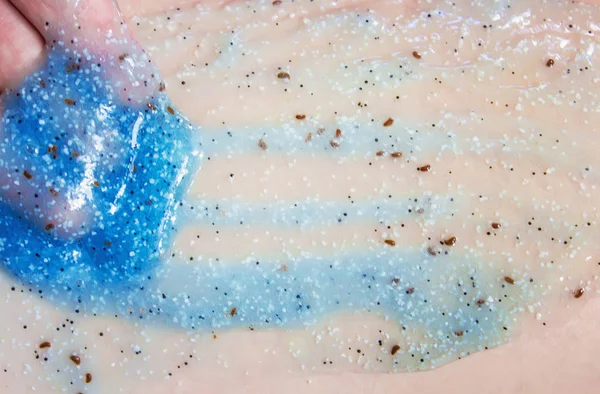 Yüz fırçalayın ve vücut fırçalayın. Seçici odak.