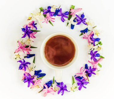 Bahar arka plan, çiçek ve çay. Seçici odak.