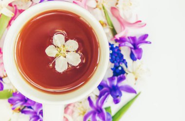 Bahar arka plan, çiçek ve çay. Seçici odak.