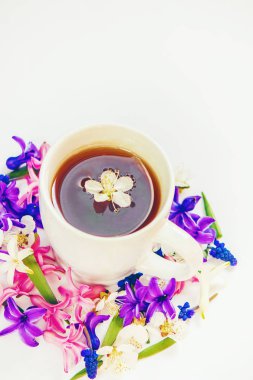 Bahar arka plan, çiçek ve çay. Seçici odak.