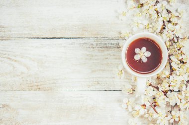 Bahar arka plan, çiçek ve çay. Seçici odak.