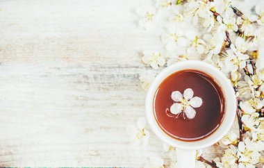 Bahar arka plan, çiçek ve çay. Seçici odak.