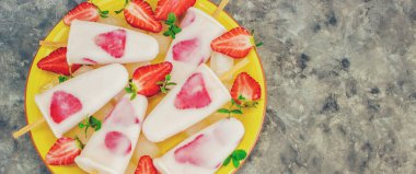 ev yapımı dondurma çilek ile. Seçici odak. 