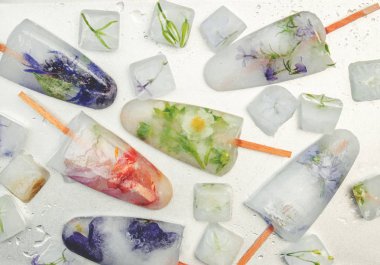 buz küpleri ve dondurma bir çubuk üzerinde donmuş çiçeklenir. seçici odak.