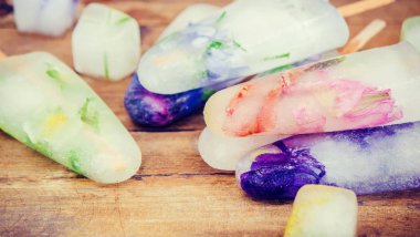 buz küpleri ve dondurma bir çubuk üzerinde donmuş çiçeklenir. seçici odak.