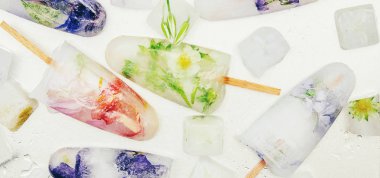 buz küpleri ve dondurma bir çubuk üzerinde donmuş çiçeklenir. seçici odak.