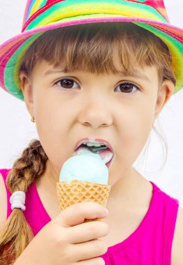Çocuk dondurma yiyor. Seçici odak.