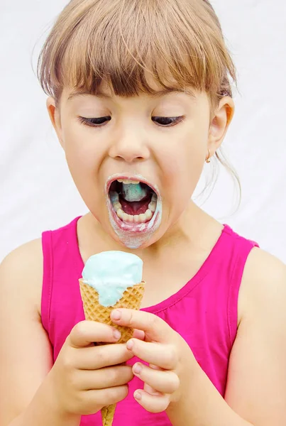 孩子吃冰激淋 选择性的焦点 图库图片