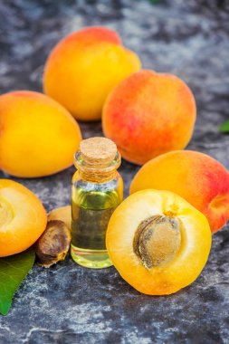 Kayısı çekirdeği yağı.