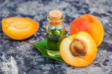 Kayısı çekirdeği yağı.