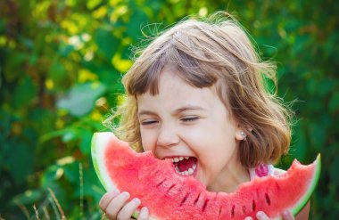 Bir çocuk karpuz yiyor. Seçici odak.