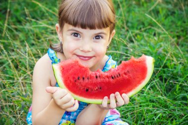 Bir çocuk karpuz yiyor. Seçici odak.