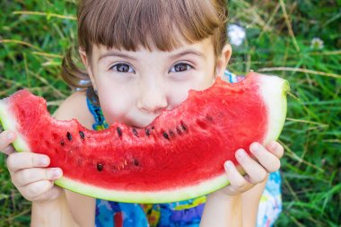 Bir çocuk karpuz yiyor. Seçici odak.