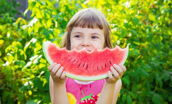 Barn Äter Vattenmelon Selektivt Fokus — Stockfoto