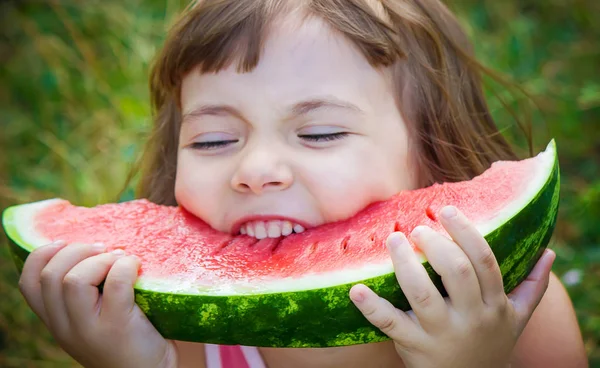 Een Kind Eet Watermeloen Selectieve Aandacht — Stockfoto