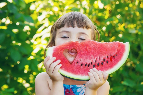 Een Kind Eet Watermeloen Selectieve Aandacht — Stockfoto