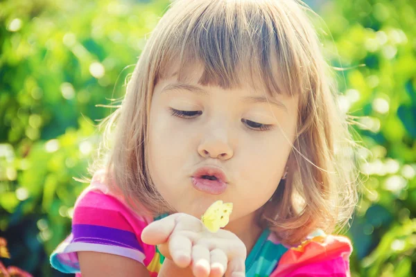 Niño Con Una Mariposa Enfoque Selectivo —  Fotos de Stock