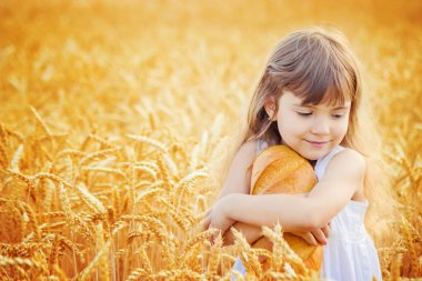 Çocuk ve ekmek. seçici odak. 