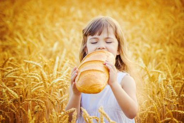 Çocuk ve ekmek. seçici odak. Yiyecek ve içecek. 