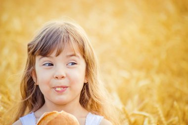 Çocuk ve ekmek. seçici odak. 