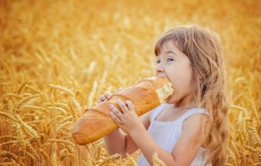 Çocuk ve ekmek. seçici odak. 