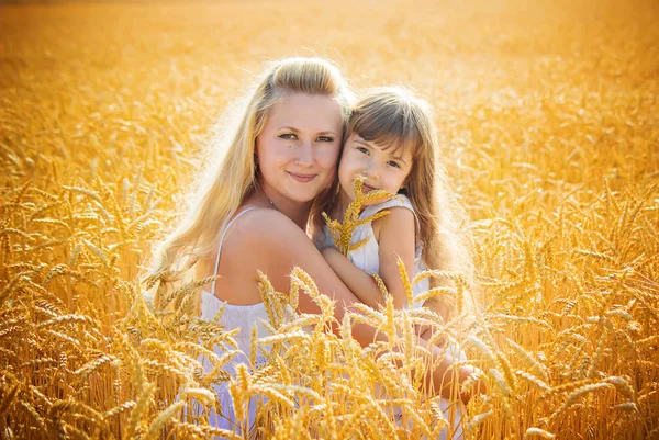 母亲和女儿在麦田里 选择性聚焦 — 图库照片