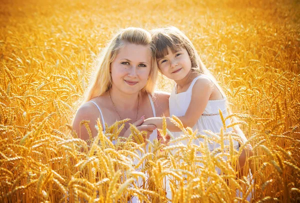 母亲和女儿在麦田里 选择性聚焦 — 图库照片