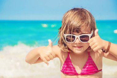 Su çocuk. Seçici odak. 