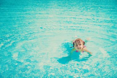 Su çocuk. Seçici odak. 