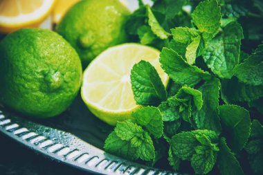 İçki limon ve nane. Seçici odak. 