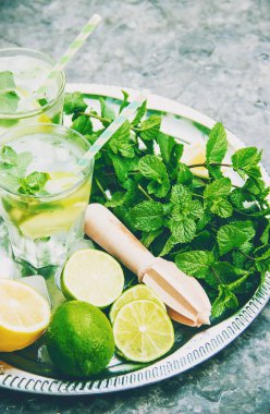 İçki limon ve nane. Seçici odak. 