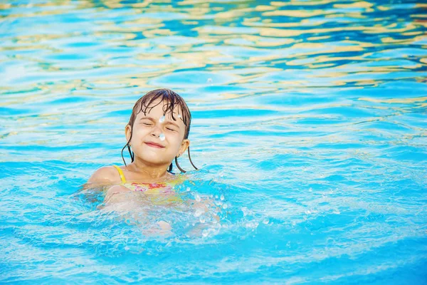 Niño Agua Enfoque Selectivo — Foto de Stock