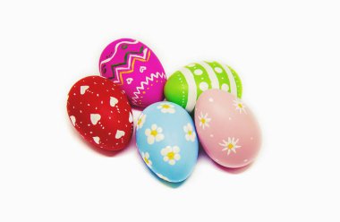 Paskalya yumurta yapılmış mükemmel. Beyaz arka plan izole. Seçici odak.