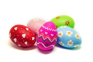 Paskalya yumurta yapılmış mükemmel. Beyaz arka plan izole. Seçici odak.