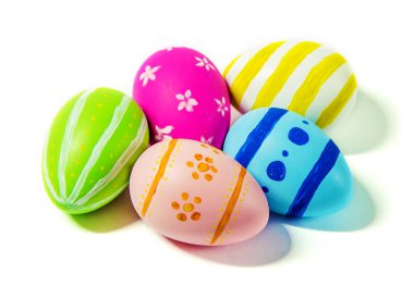 Paskalya yumurta yapılmış mükemmel. Beyaz arka plan izole. Seçici odak.